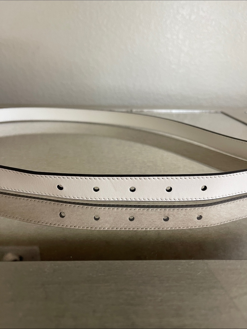 Gucci White Leather Thin Belt with Gold Double G Buckle - Picture 2 of 4